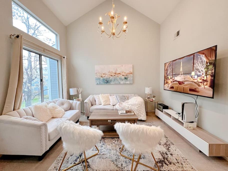 Luxurious 2-bedrooms in Redwood + free parking