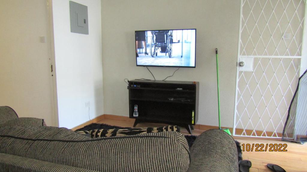 Cozy, quiet 1 bedroom 2A near Beach near US, UK, CAN Embassies