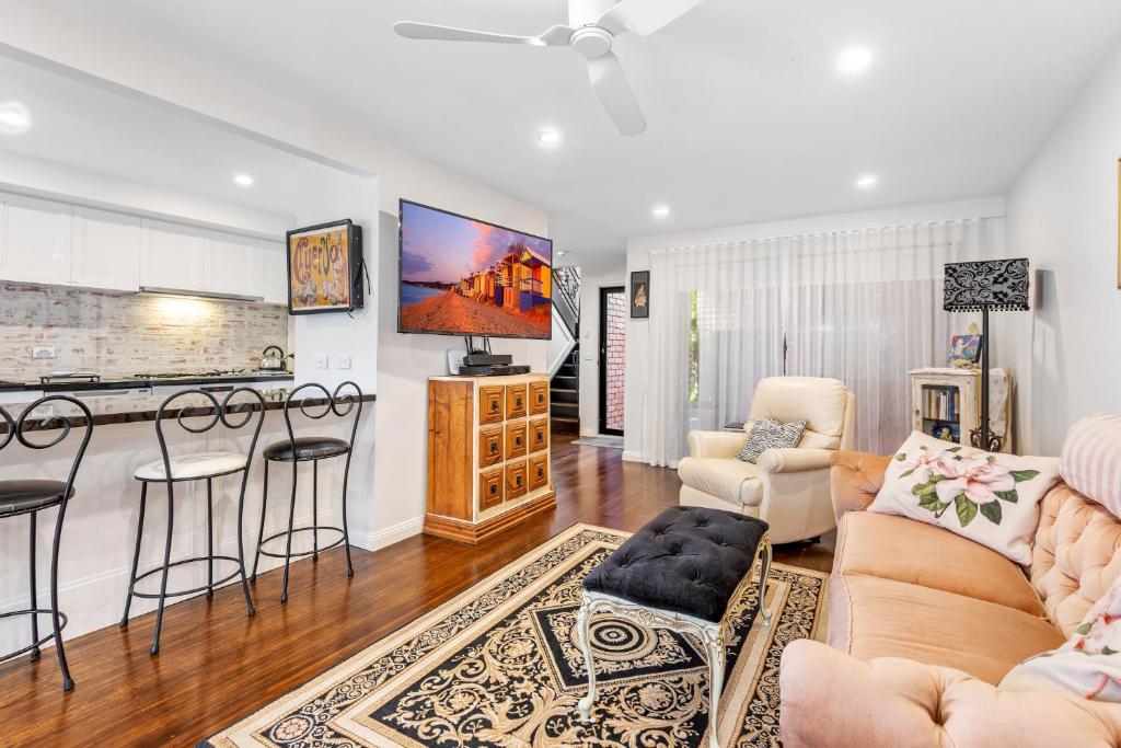 Delightful 2-Bed Townhouse Close to the Beach
