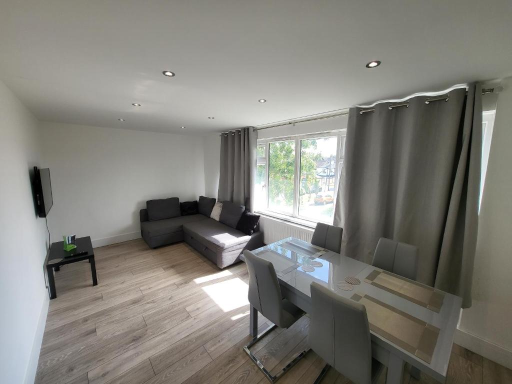 Bright Modern 3 Bedroom Apartment