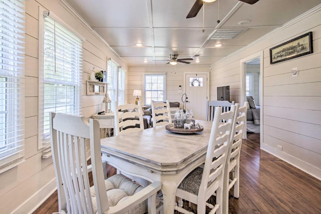 Charming Country Cottage, Walk to Main Street!