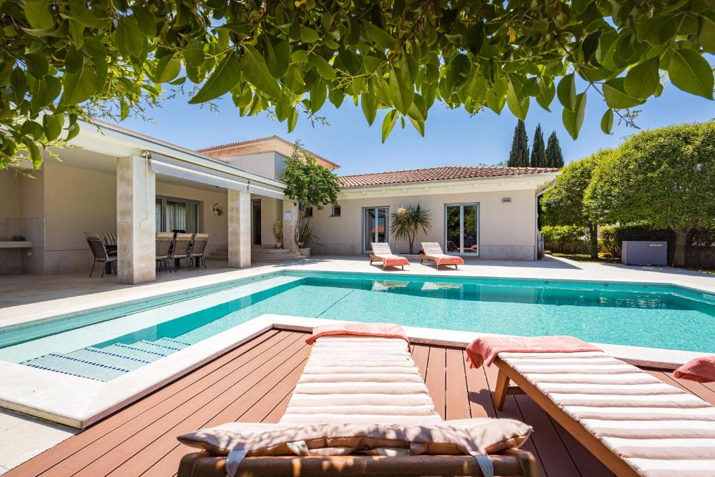Luxurious Volme199 (4* Home)