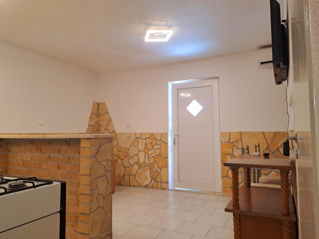 Borat apartmani Vir