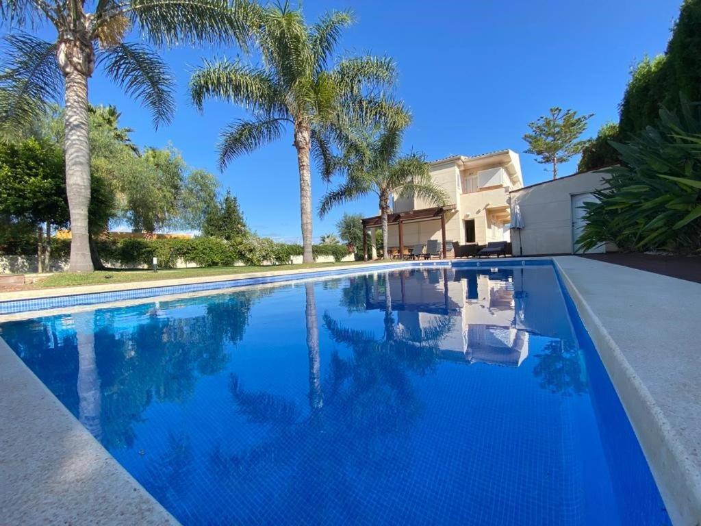 Casa junto al mar con jardín