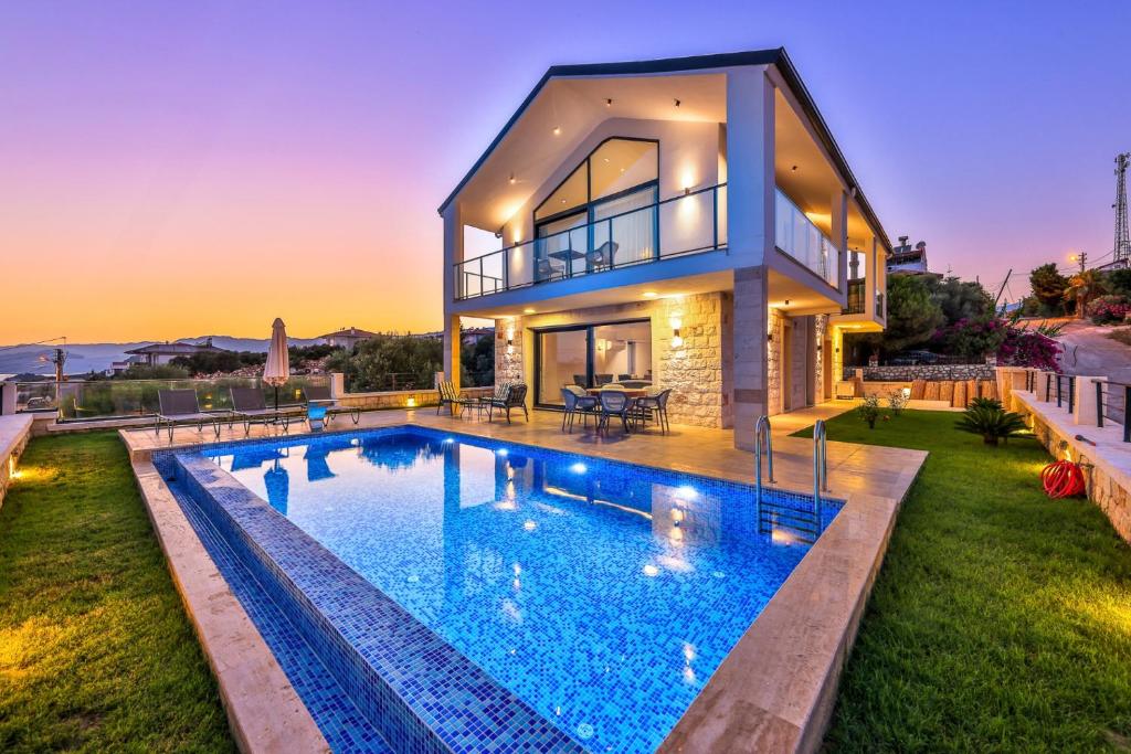 Luxury Sea View Villa w Pool By The Sea in Antalya