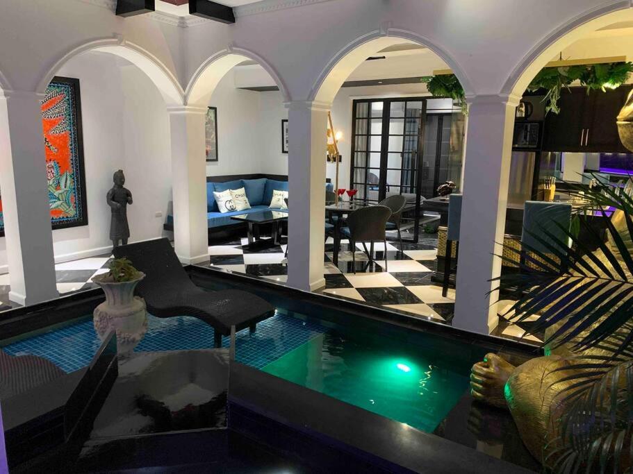 Golden Gorilla Villa with private pool & jacuzzi