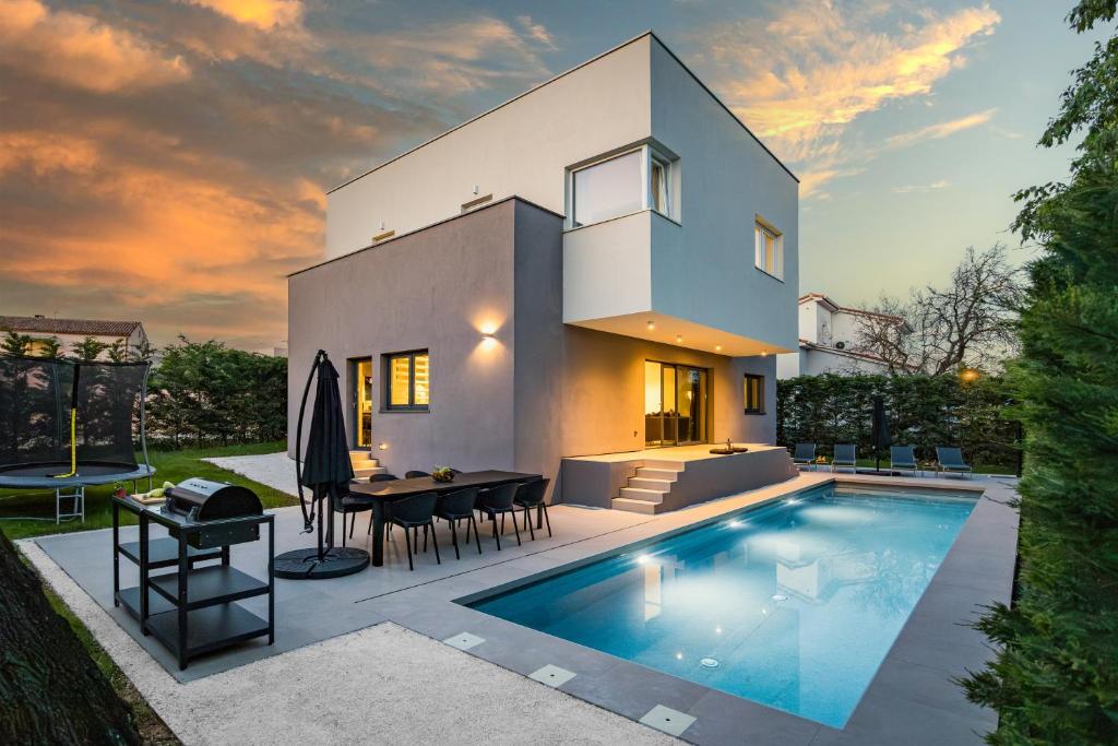 Villa Aida - 4 bedroom luxury villa with large private pool 4K projector and Jacuzzi