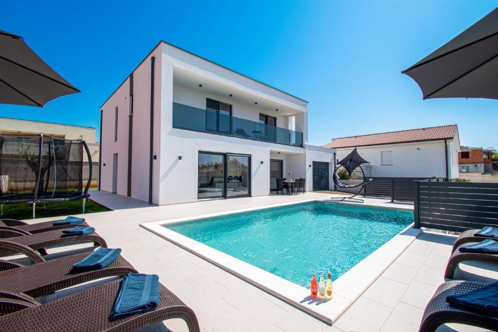 Villa Mina with a private pool in Pula