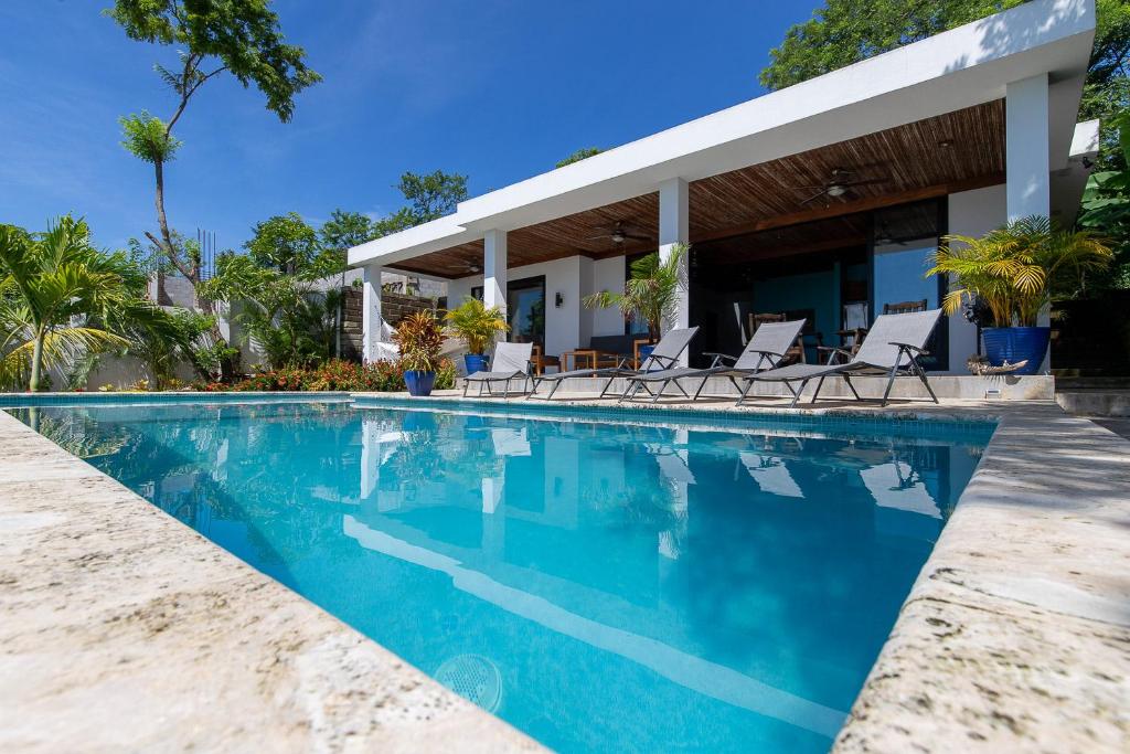 Casa Margarita - Stylish 3-bdrm Home - Pool, Ocean & Sunset Views