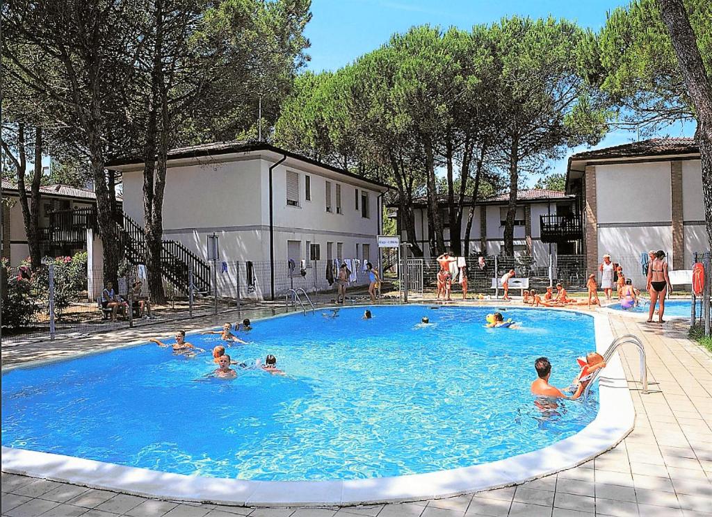 Villa 4 appartamenti in villaggio con piscina
