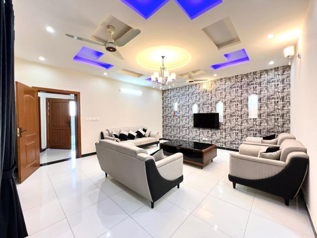 LUXURY 6 Bedroom Holiday Home
