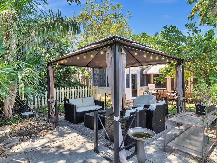 SuperVilla - 3BR/1BA - Pool - 5 mins to beach