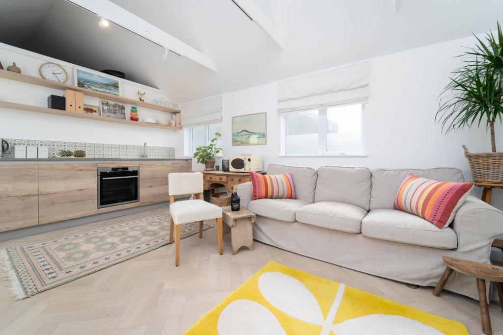 8 Beach Court