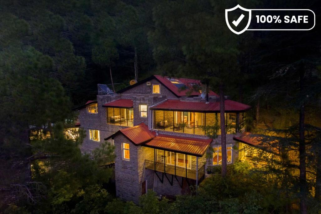 SaffronStays Ekam, Chail - forest villa near Chail cricket ground - All clear roads