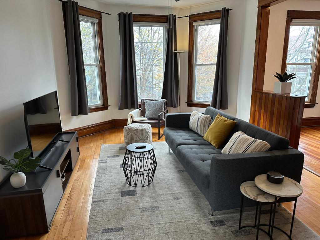 Vintage-Modern Hideaway in Logan Square
