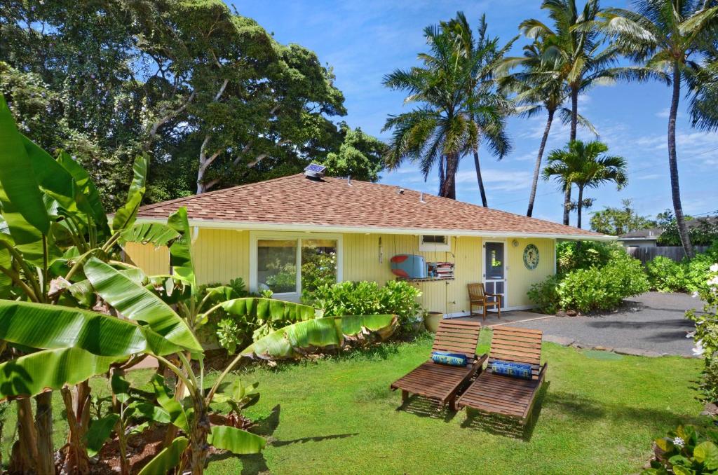 Melemele Kapaa Cottage 1 Block to Beach!
