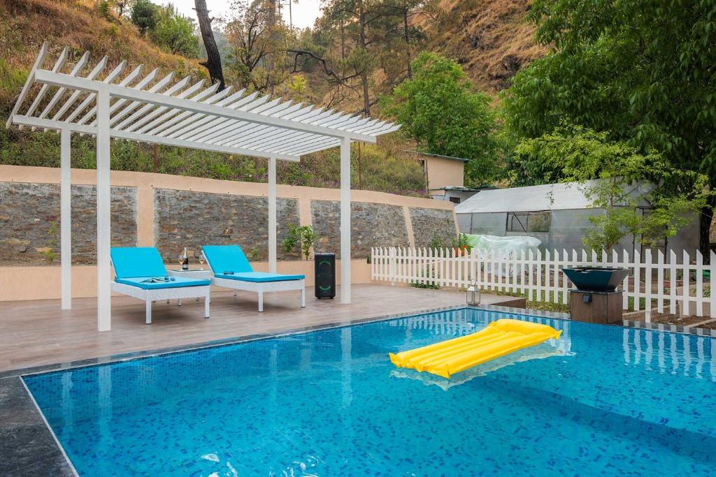 StayVista at Rolling Hills with Swimming Pool