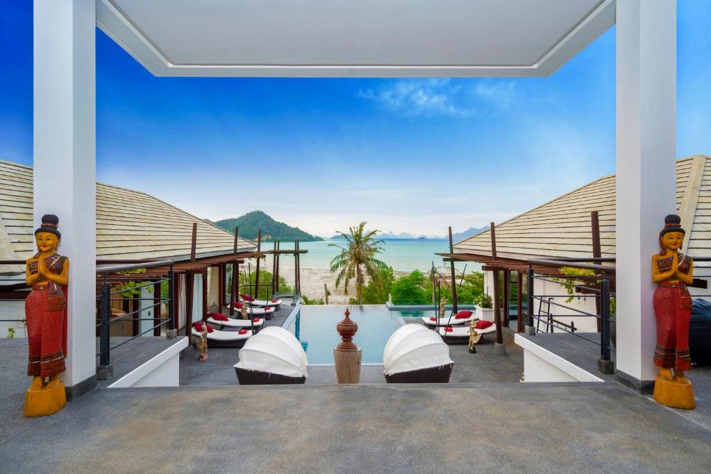 D-Lux 4 bed sea view villa with private beach