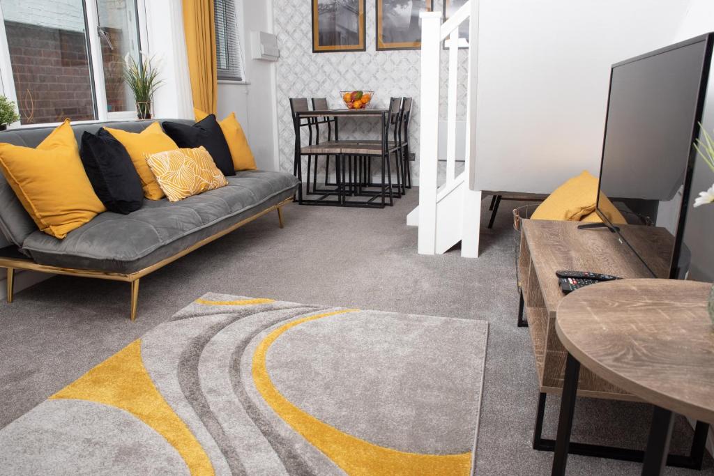 Charming 2-Bedroom Town House - short walk from the station