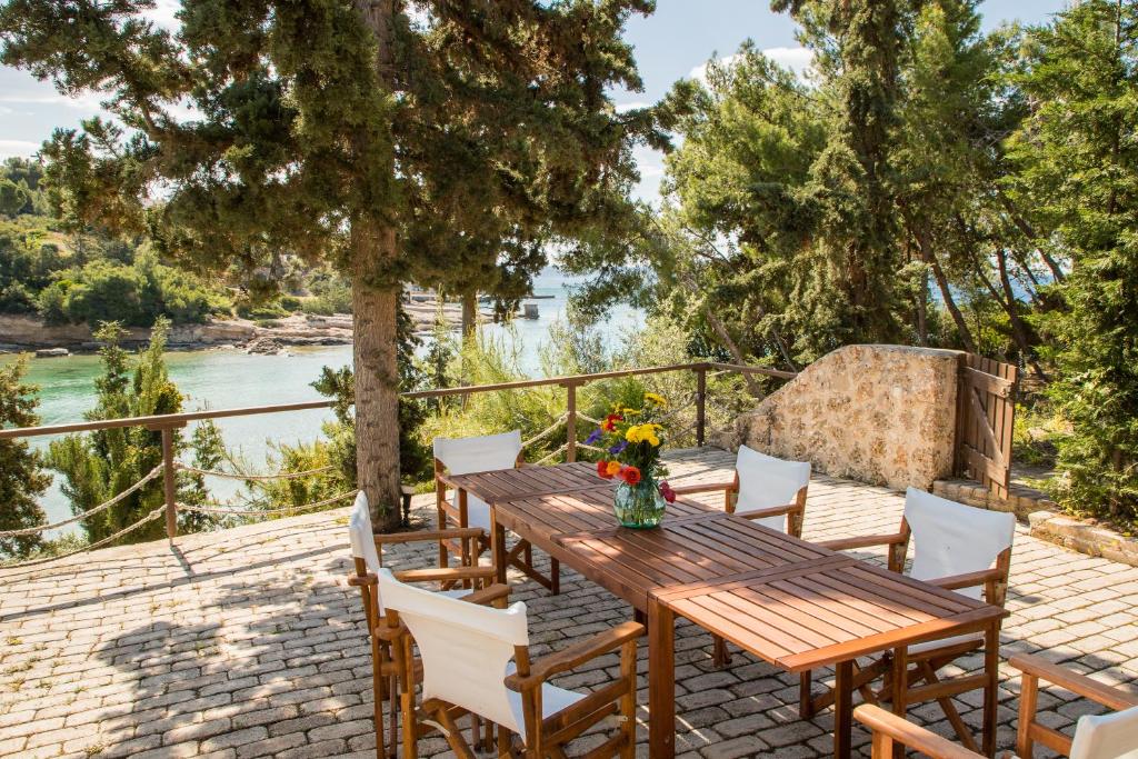 Grand Bleu Porto Heli - Beachfront House, Agios Emilianos