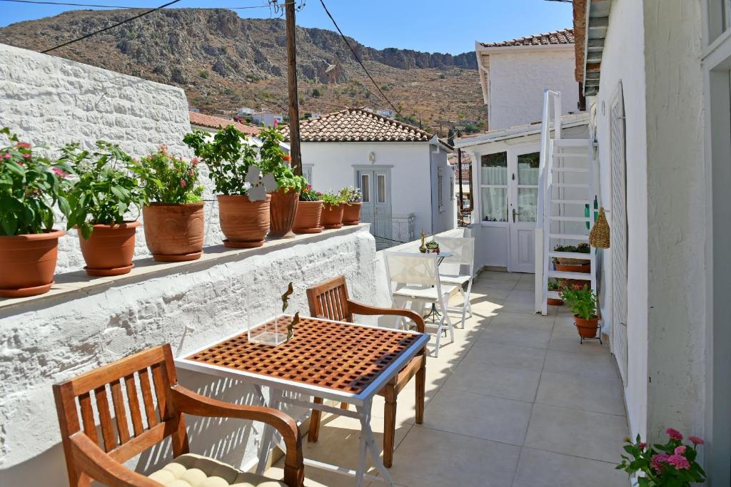 A Sea-licious Vacation - Chic & Style in Hydra