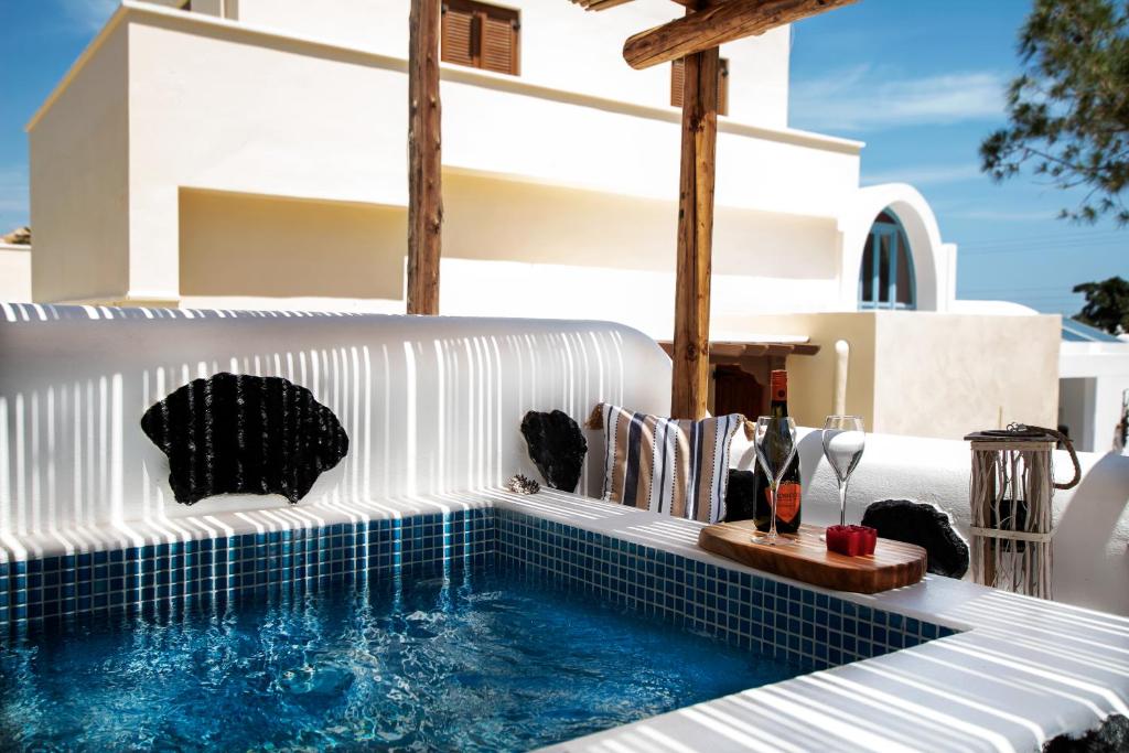 Asera Suites only 300m from Kamari Beach