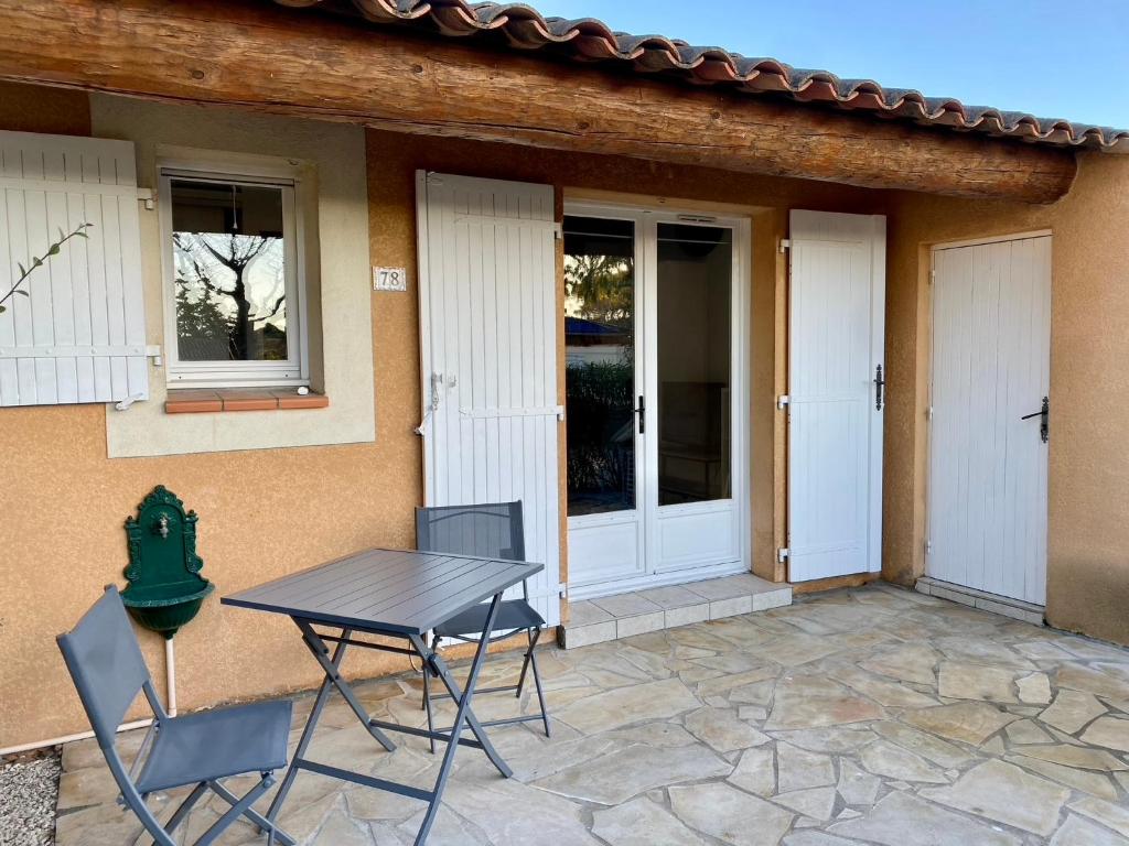 Villa Domaine des Pins, Magasins proches, Piscine