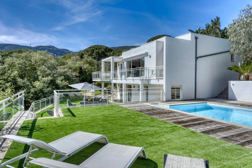 Beautiful contemporary villa with sea view, heated swimming pool, near Saint Tropez