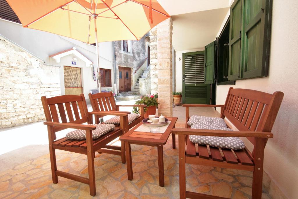 Holiday house Ljubica Tisno