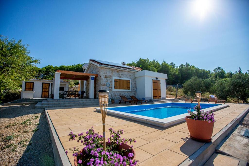 Romantic Villa with Outdoor Pool, Free Parking and Sea View