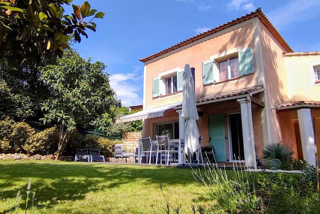 Villa dans un puits de verdure avec piscine résidentielle
