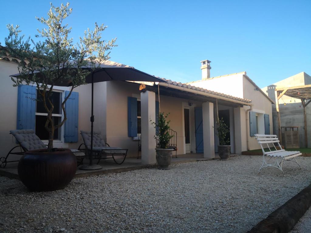 Lieu paisible aux pieds des Alpilles parking privé
