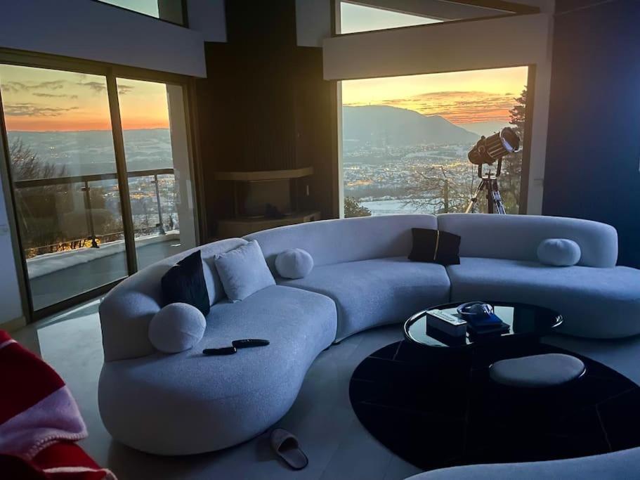 Superbe villa (vue top ! et piscine intérieure)