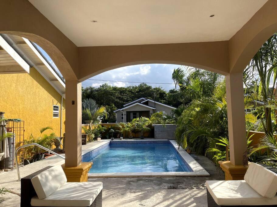 Elegance, Ocho Rios