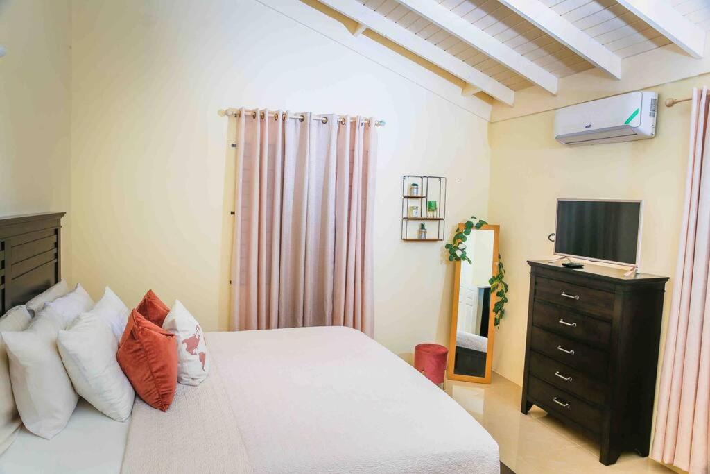 King Bed Oasis in Draxhall Country Club