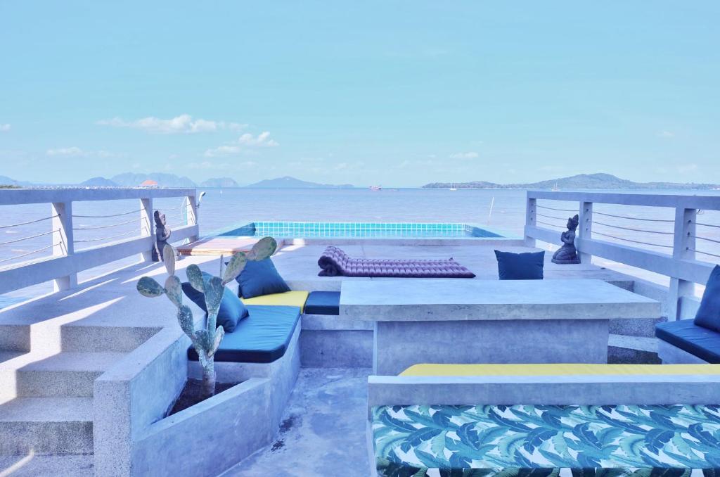 Lantawa : amazing villa on the sea with pool