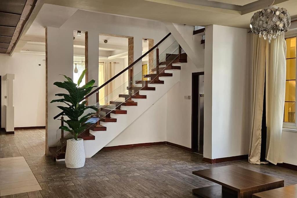 4 Bedroom villa for 8 with pool & gym