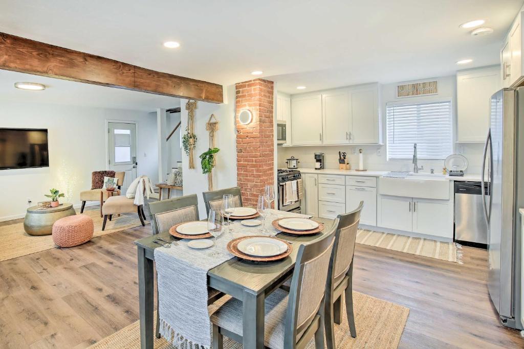 Downtown Home with Free Parking, Less Than 1 Mi to Beach!
