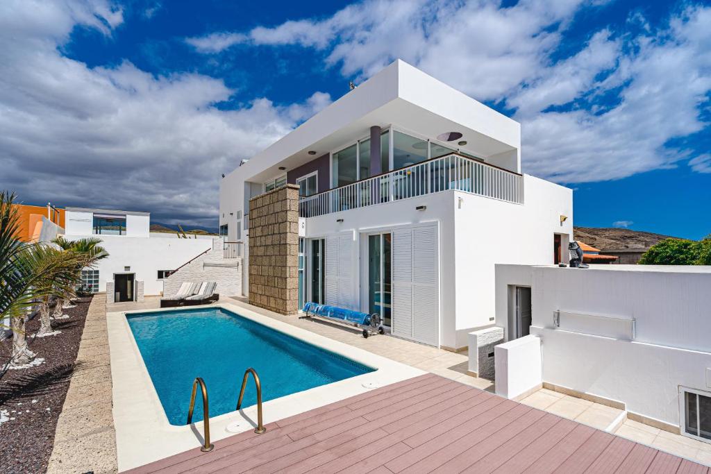 MODERN 3BDR VILLA WITH HEATED POOL
