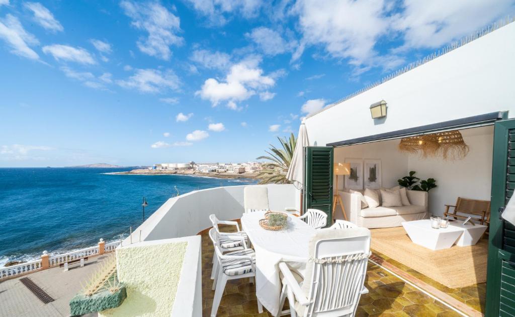CASA ESPERANZA *Family Home Over the Sea*