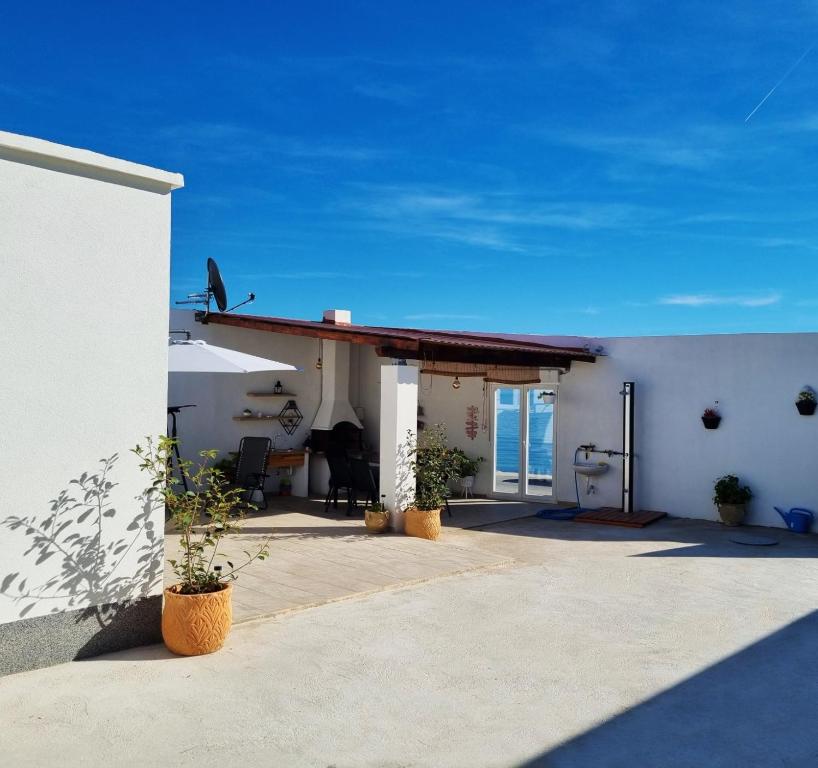 Intimate beachfront house Villa Livak