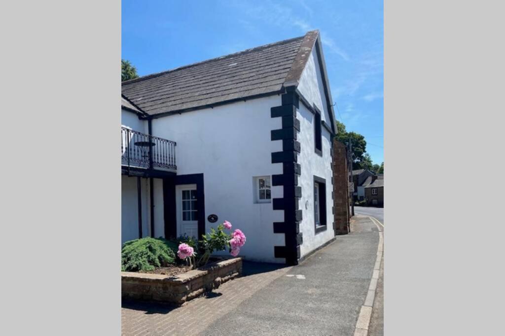 2 Mews Cottages - Warm & Welcoming Town Location