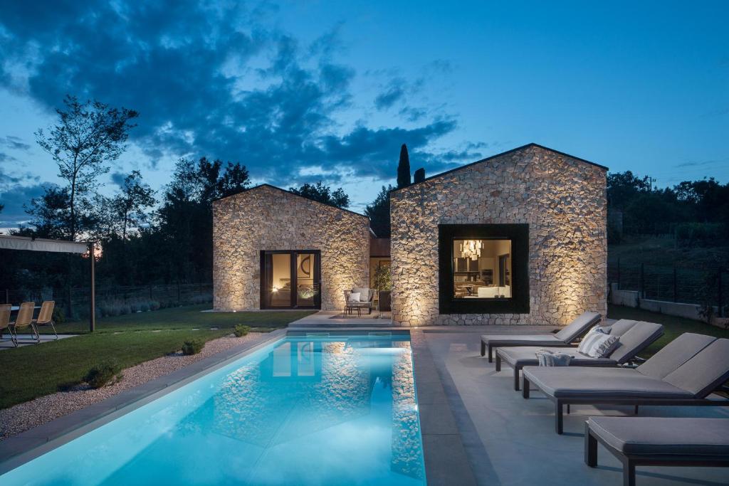 Villa Ulmus for 6 people with heated pool & jacuzzi