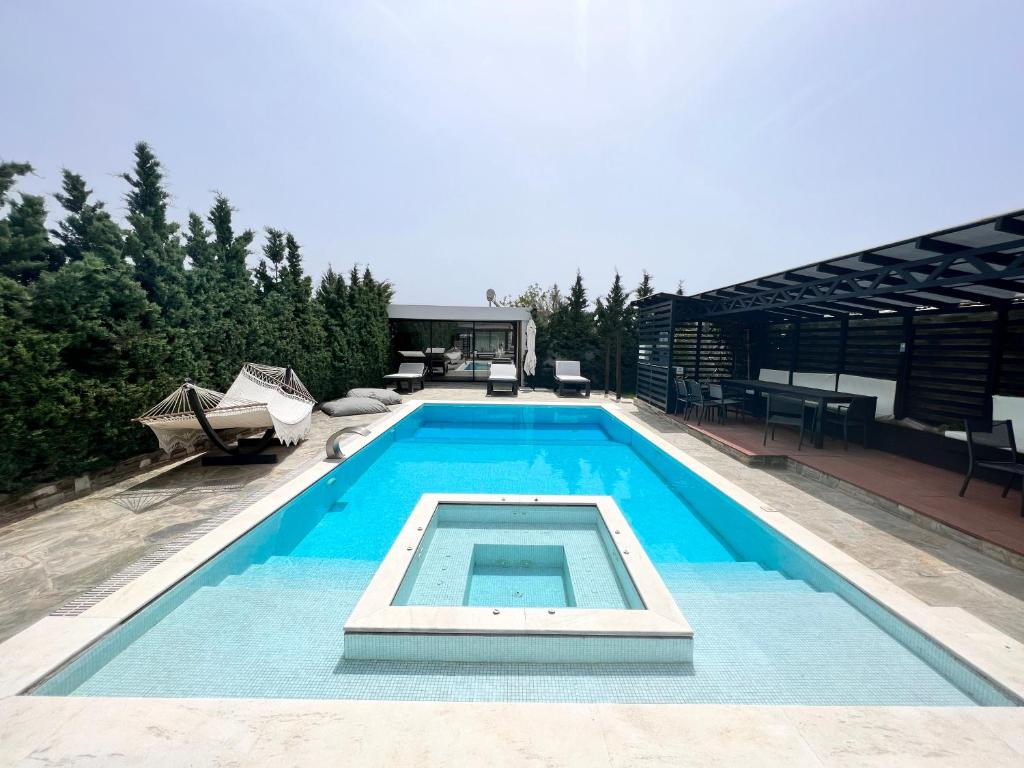 Olivujoj Villajoj - Deluxe Villa with Detached Pool House