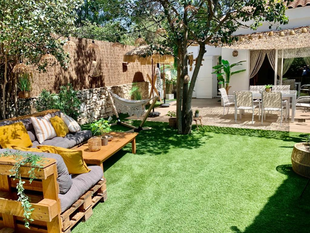 Maisonnette avec terrasse et jardin-Parking privé-5mn des plages à pied
