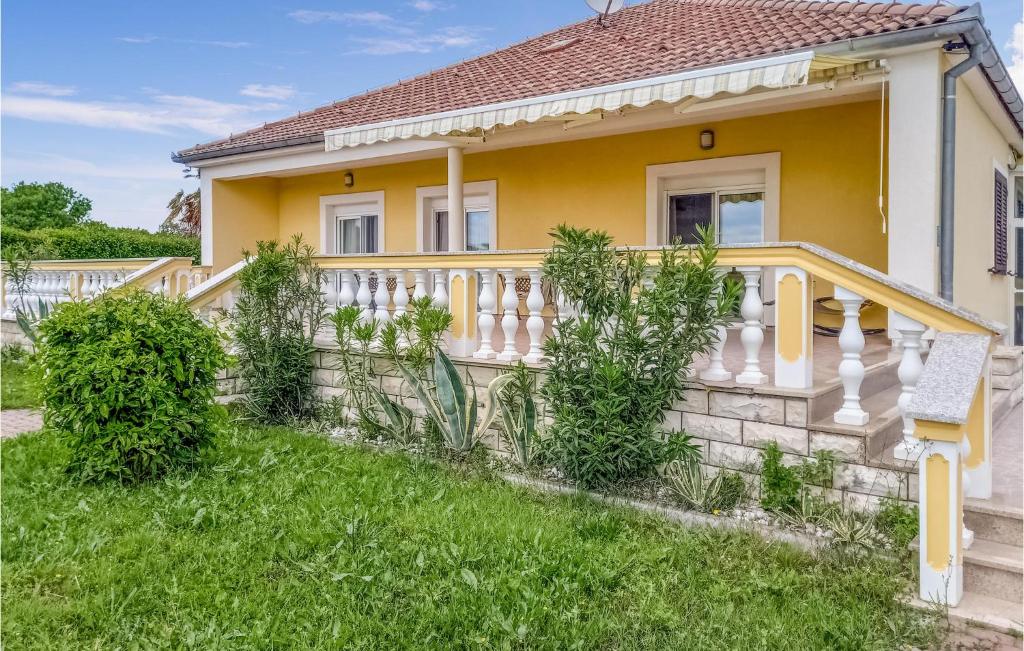 3 Bedroomcozy Home In Visocane