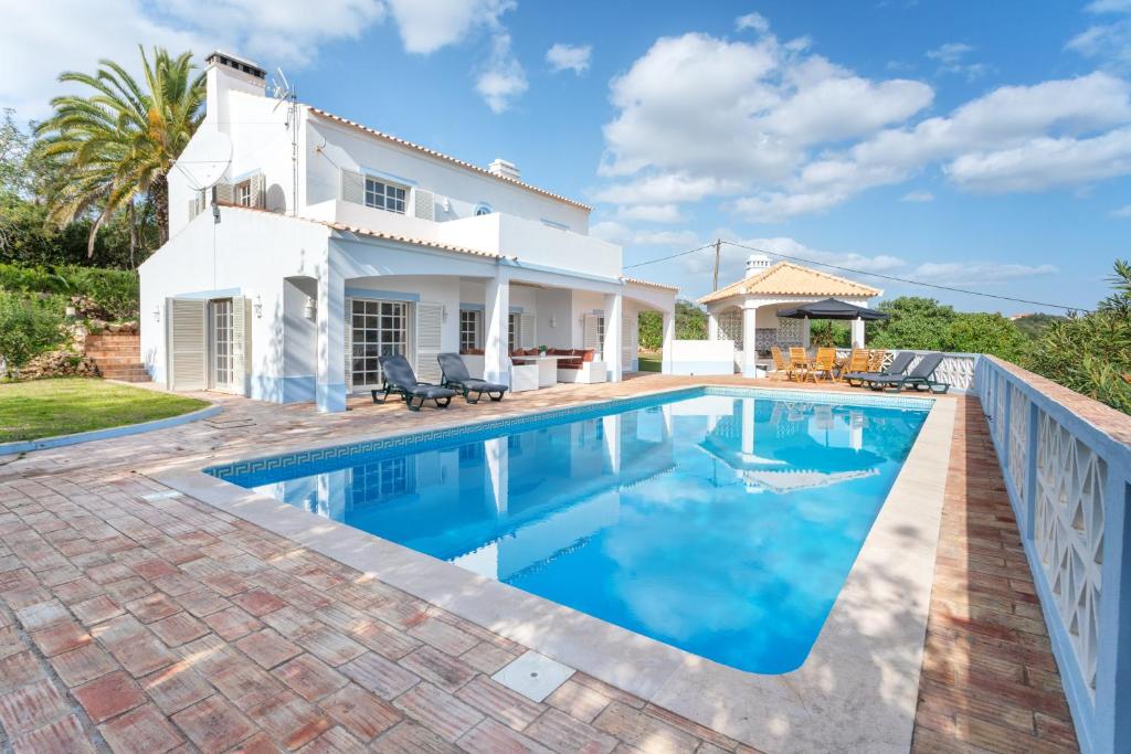 Quiet Spacious House - Swimming Pool