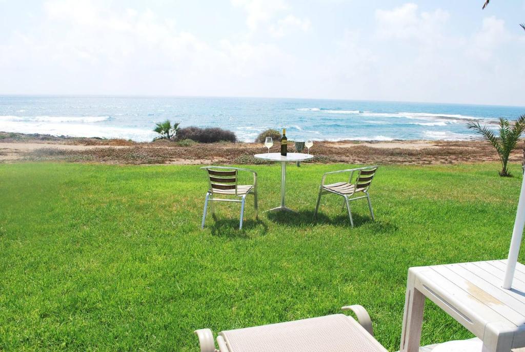 Sea Front Villa, Heated Private Pool, Amazing location Paphos 323
