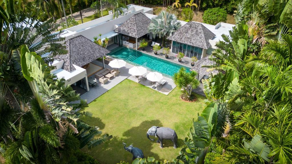 Luxury 3BR Villa C Layan Estate: Idyllic Retreat near Beach