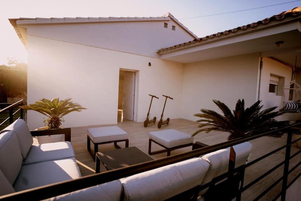 Preciosa casa blanca junto playa